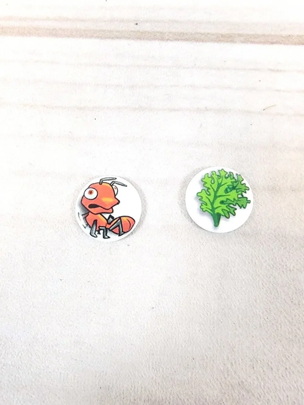 Lego Tile Round 2x2 Stud holder With Ant And Garnish Pattern